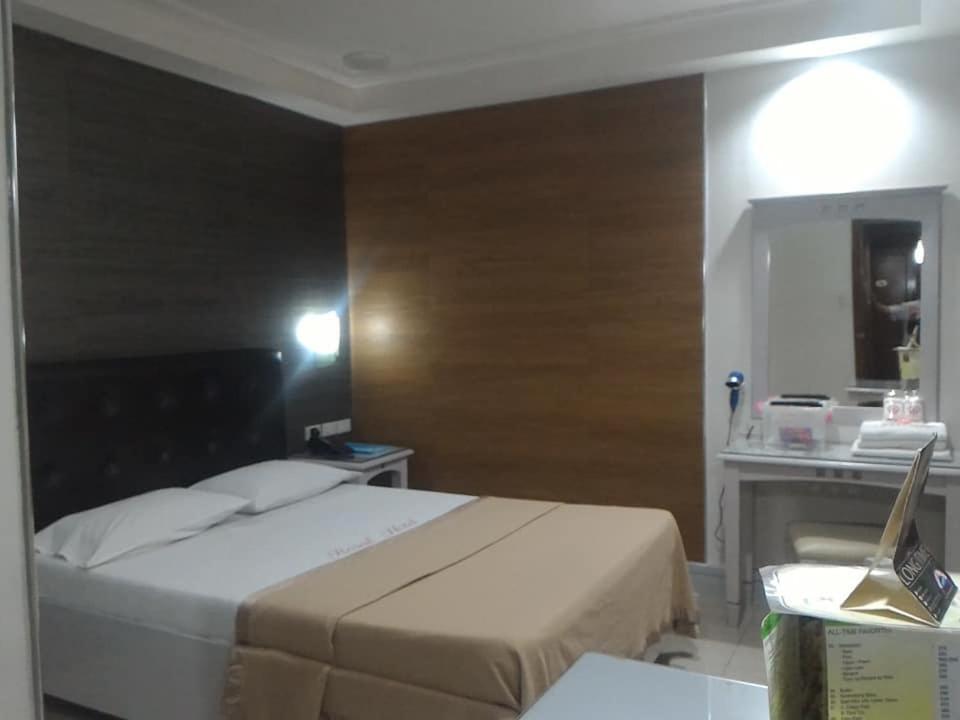 Jardin De Rosal Hotel Pasig City Esterno foto